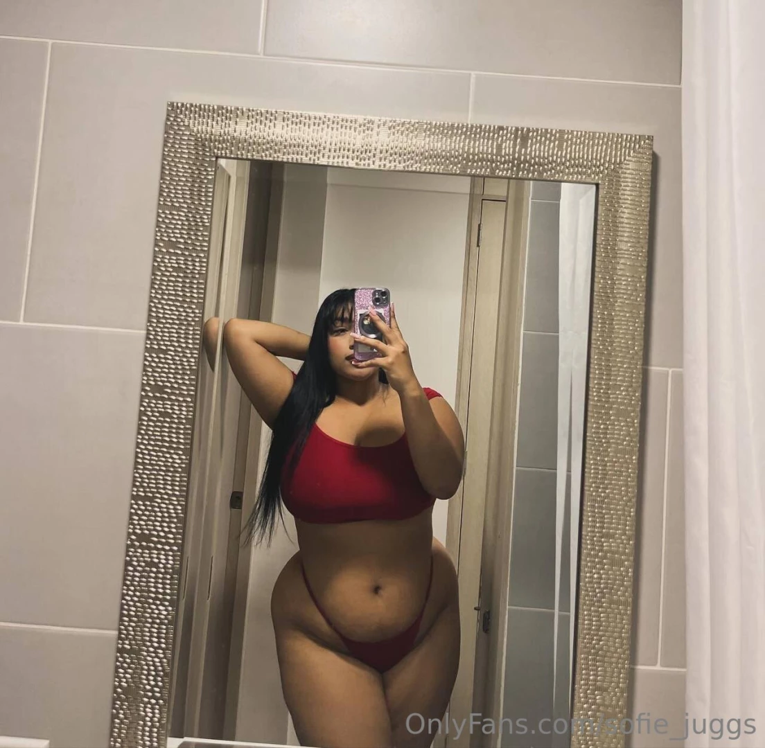 Mirror selfies cos no one knows how to catch my curves like me 