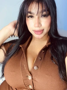 Tried to button all the way up not happening tittes to big lol