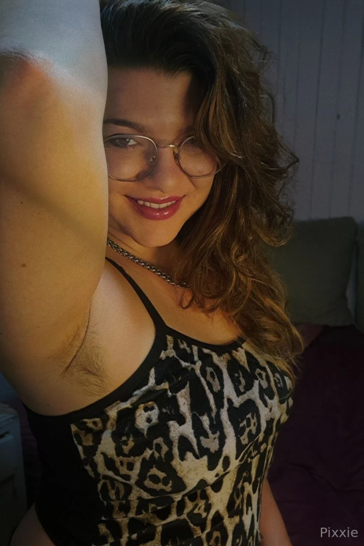 Your hairy girlfriend awaits your dm 