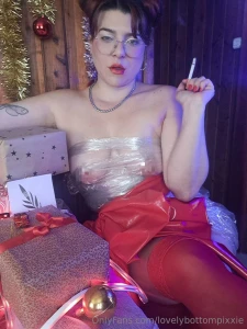 Your smoking queen is waiting for you to open the packs