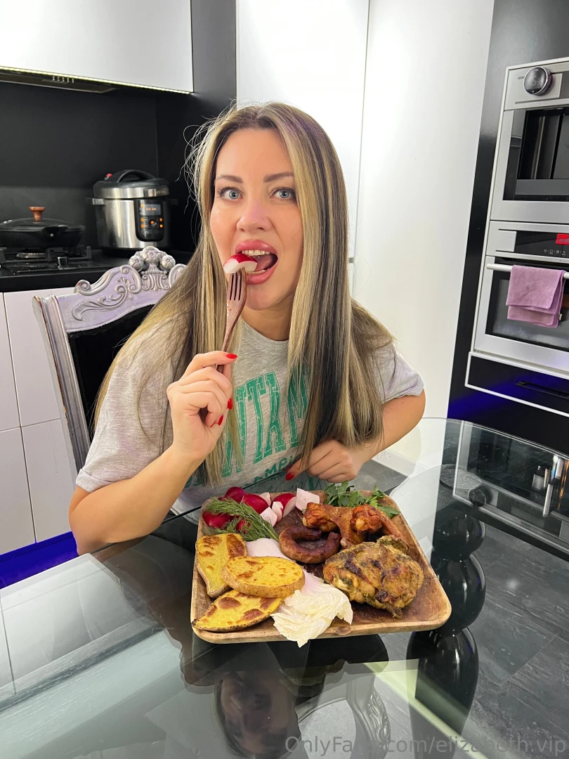 I love delicious food but i love it even more when someone looks at me 