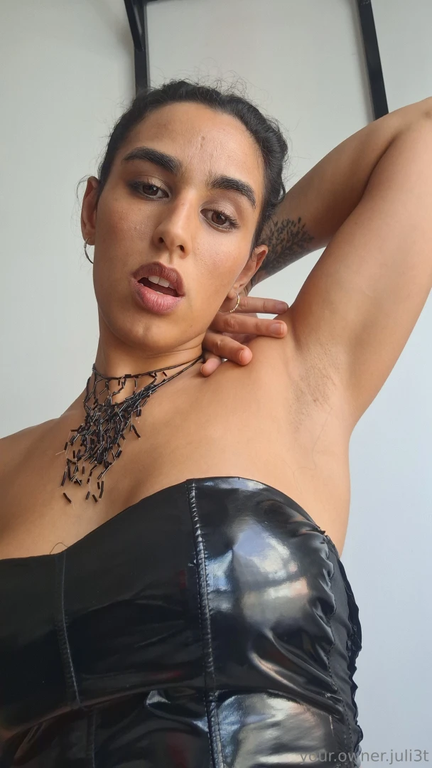 Who s up for a one-on-one live session today open to all fetishes dm 