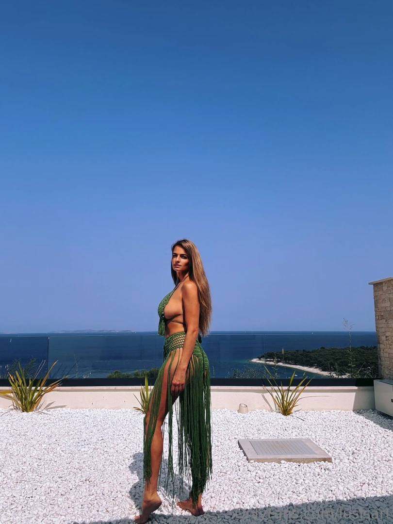 Tell me would you survive the heat if i walked past you like this 