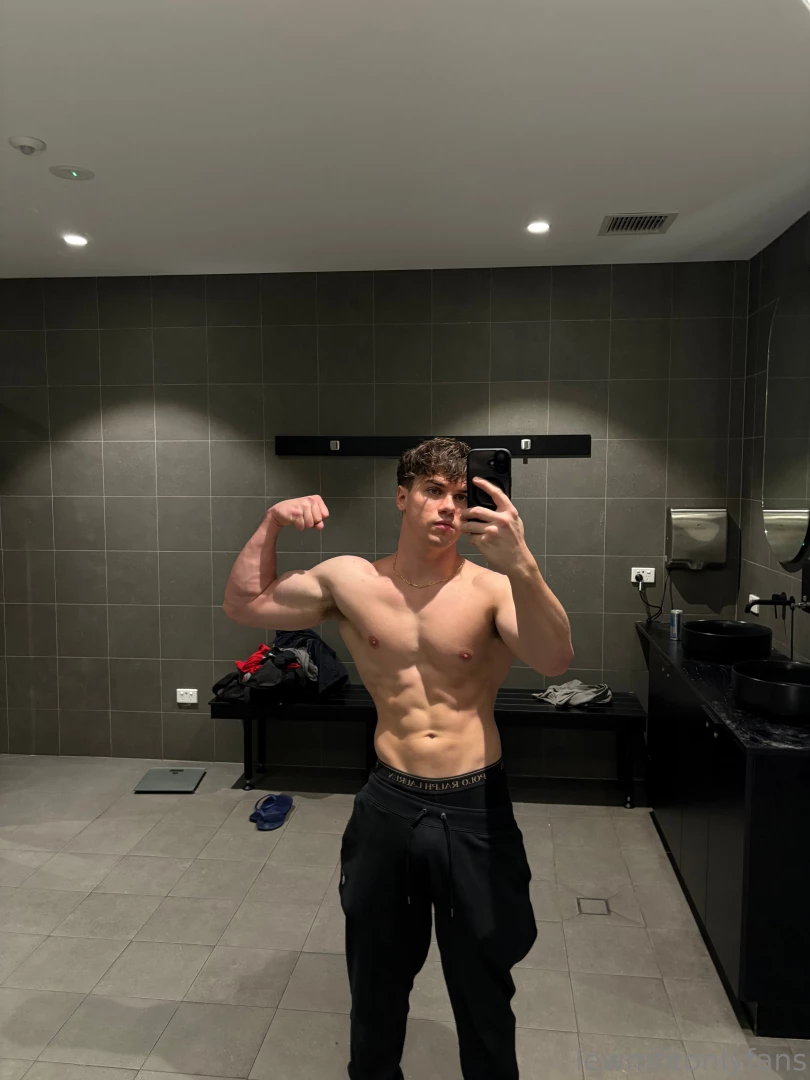 What you doing if you saw me flexing in the changing rooms 