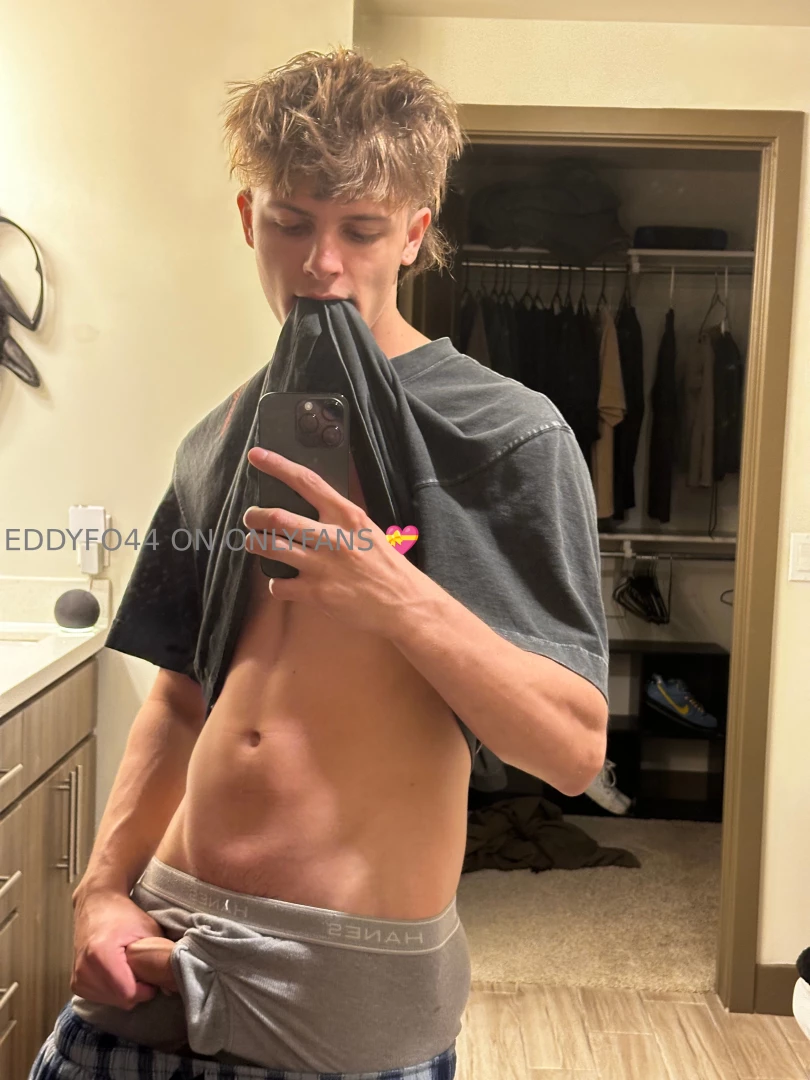 Come get this horny juicy cock i want someone to get on their knees 