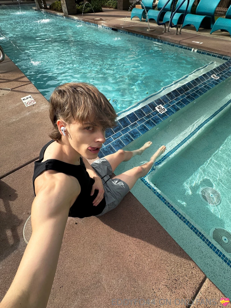 Who would join me in the hot tubbbb 