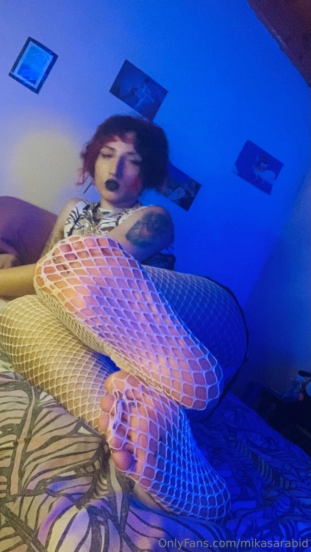 I want to feel your tongue around here 