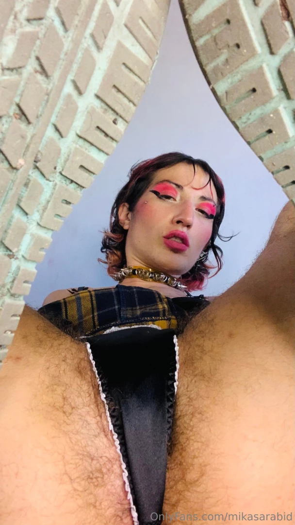 Come on baby stick out your tongue and use it 