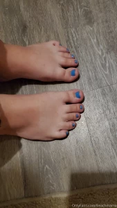 Who want too cum on my feet