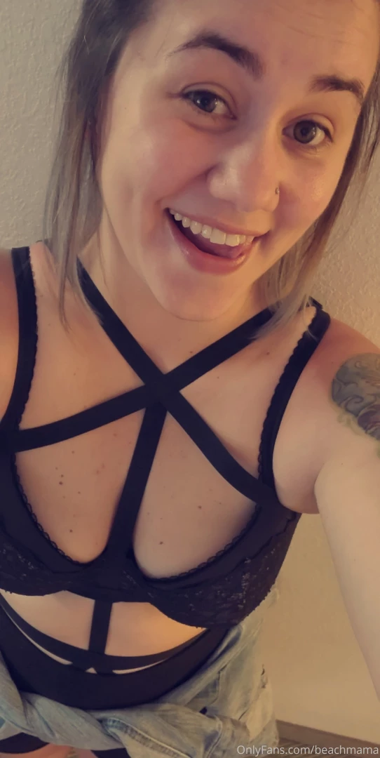 Who wants too come on this face and chest 