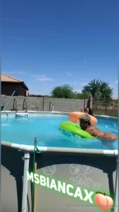 mrsbiancax - Chilling in the pool while miyamia37 and charlesdagreatx enjoys my 