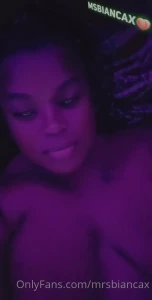 mrsbiancax - Fresh out the shower naked and listening to music under the lights 