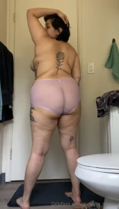 Sub to my paid page to watch me shower live