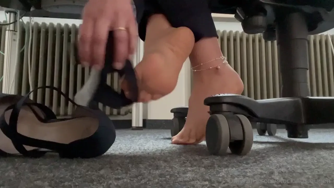 Feet playing in the office do you like to see more 3min dm me 