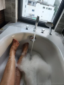 Feel relaxed and clean my toes