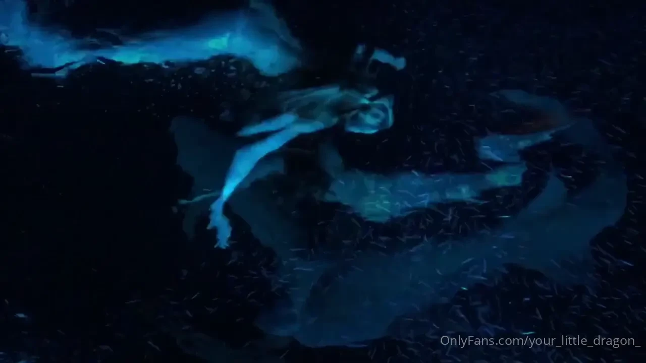Hello guys tonight i m a mermaid do you want to have fun with me 