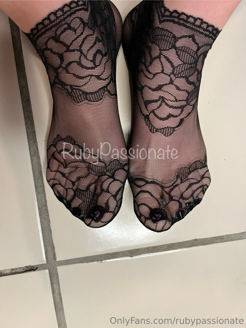 I have never struggled this much before lol hands free lace sock 