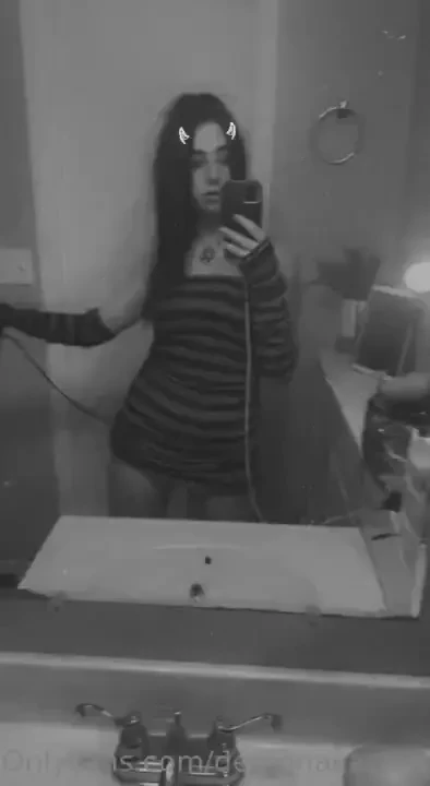 I am so stinking cute the black hair is back y all 