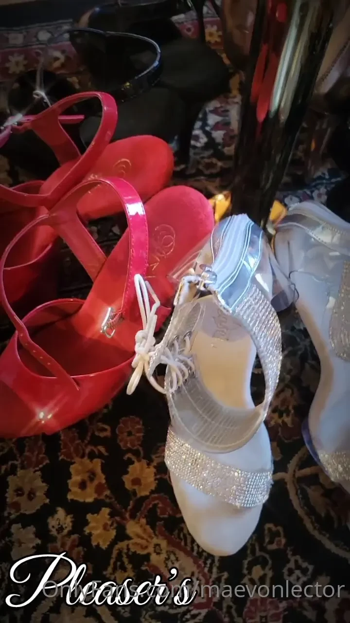 Just showing off a few of my favorite pairs of pleaser s while they 