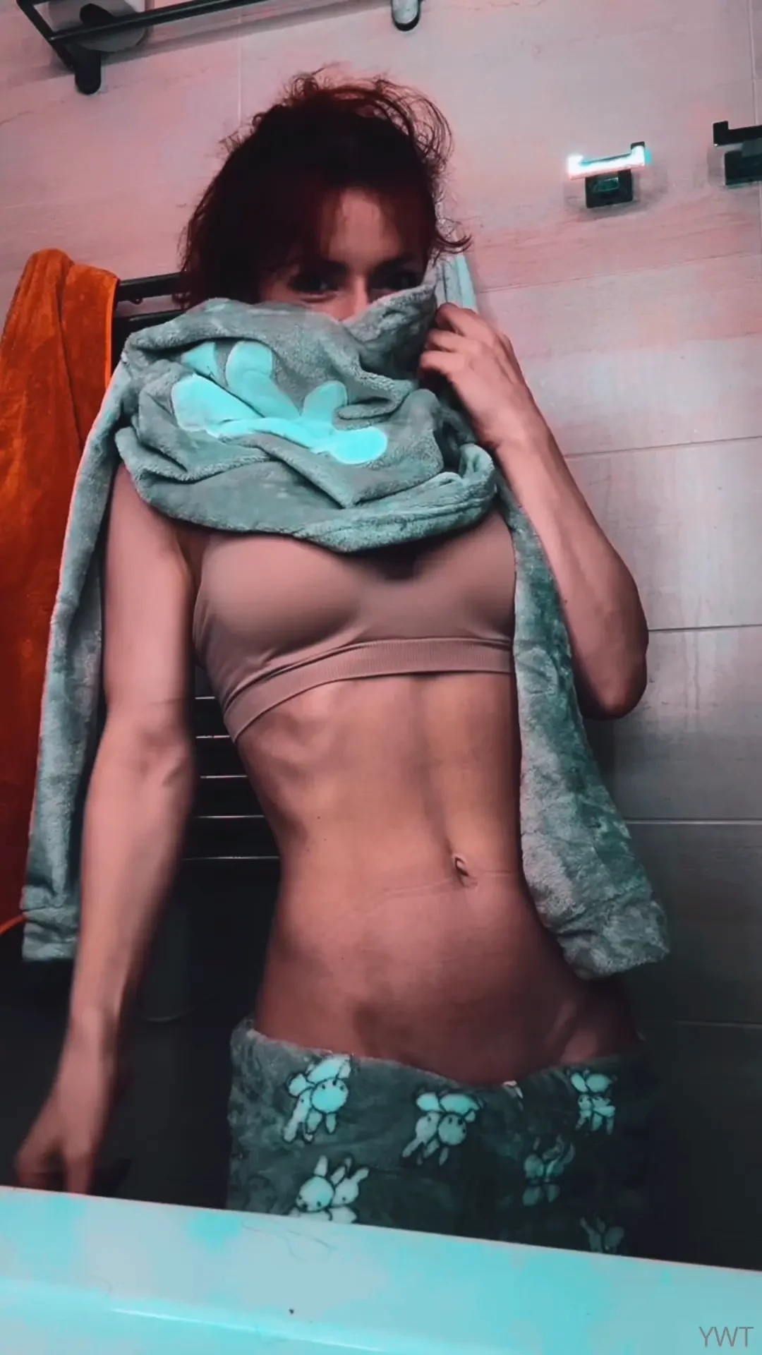 I never train my abs in gym 