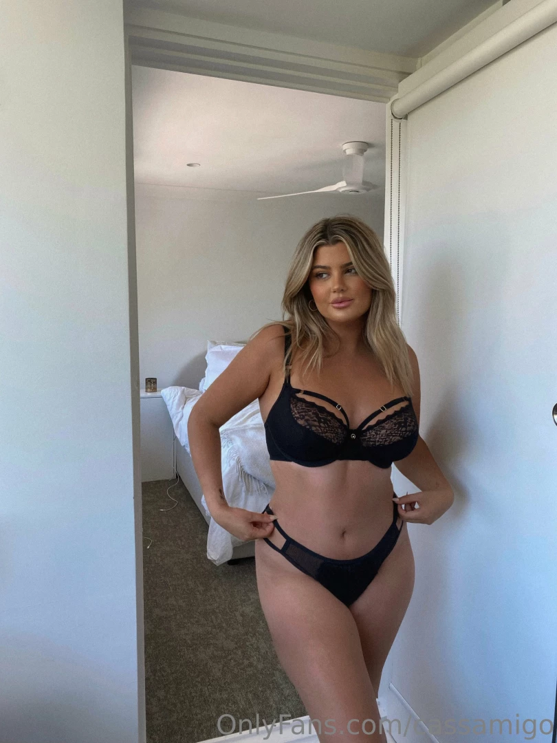 If you want to talk to me for free and see more spicy photos subscribe 