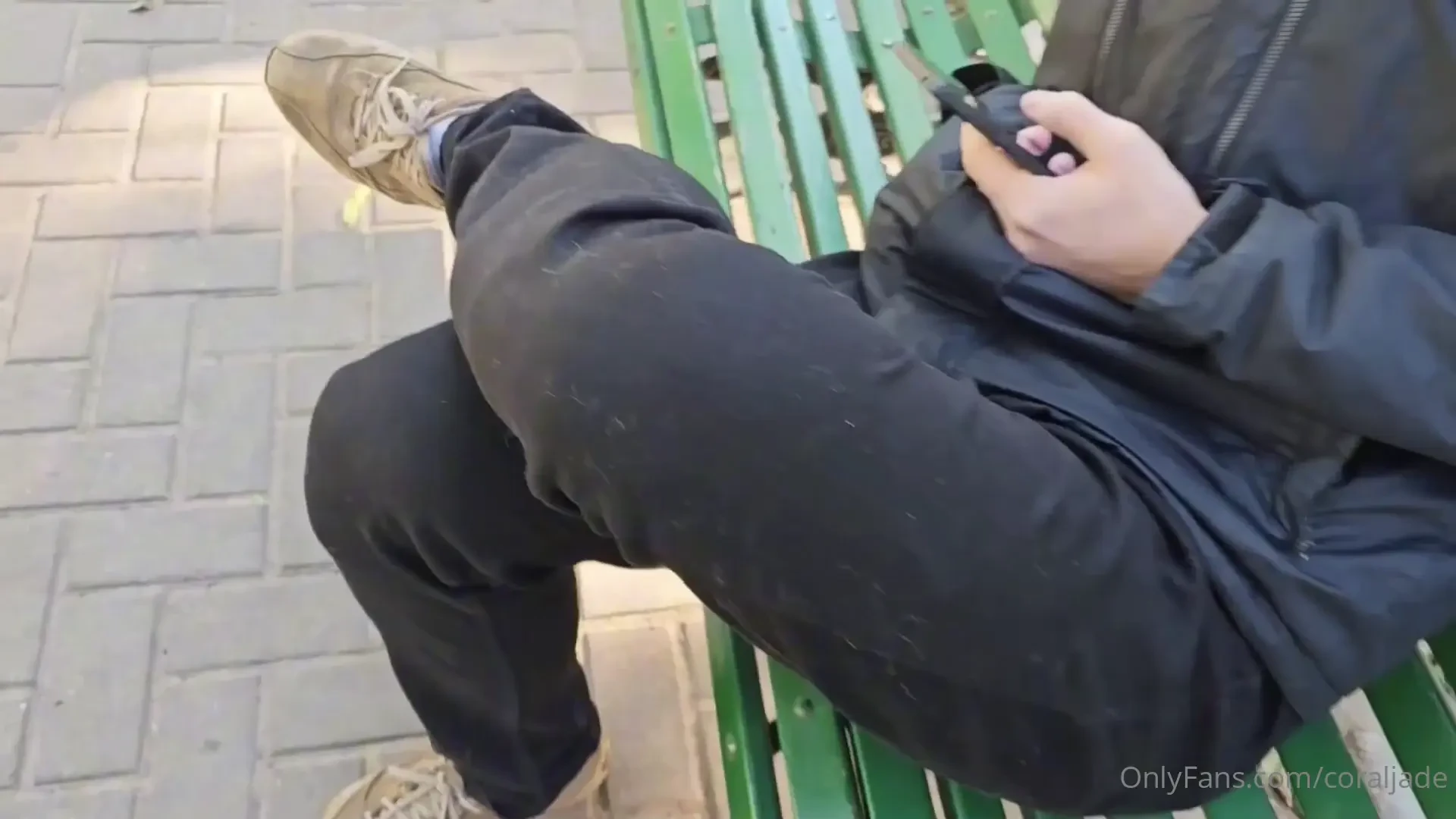 I fuck a stranger take off the condom and he comes inside me 