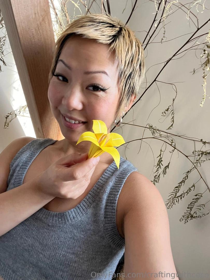 I want to show some of the origami flowers i made during my afternoon part 11 