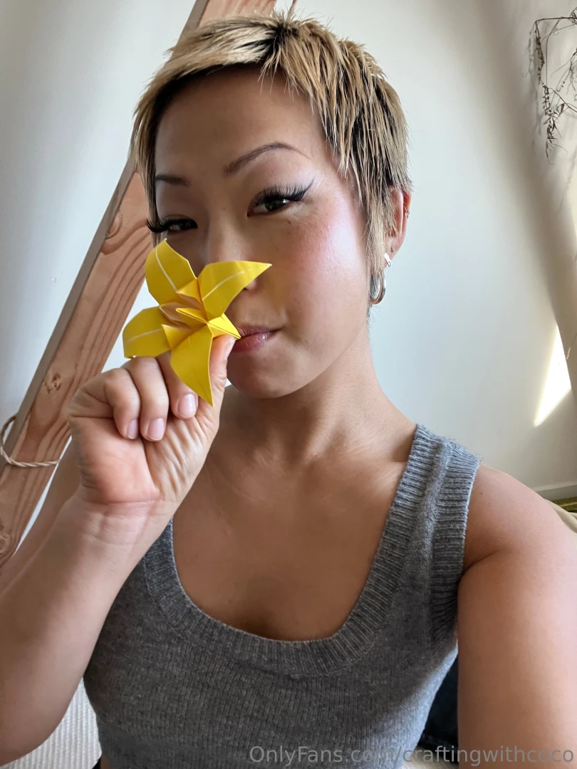 I want to show some of the origami flowers i made during my afternoon part 8 