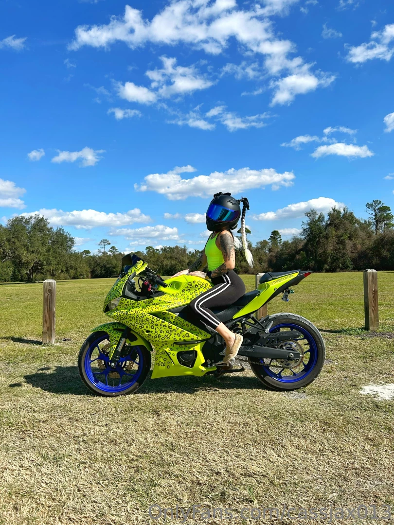 How s the booty view come see more on the live tonight at 6pm on 