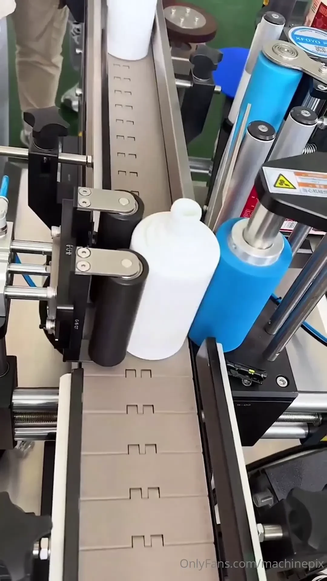 Bottle labeling machine 