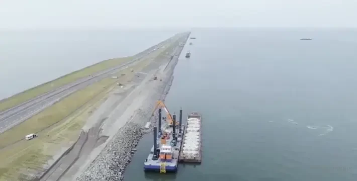 Reinforcing the afsluitdijk causeway with 75 000 concrete blocks 