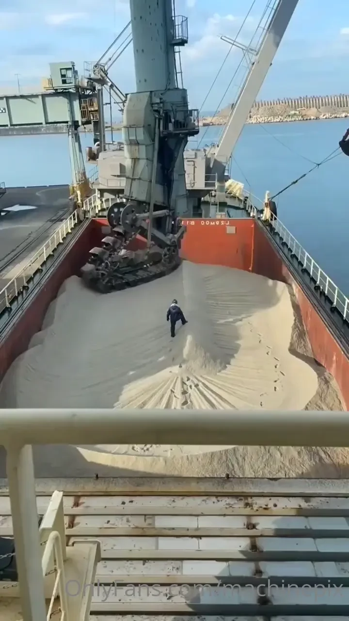Time-lapse of emptying a bulk carrier with a chain bucket ship 