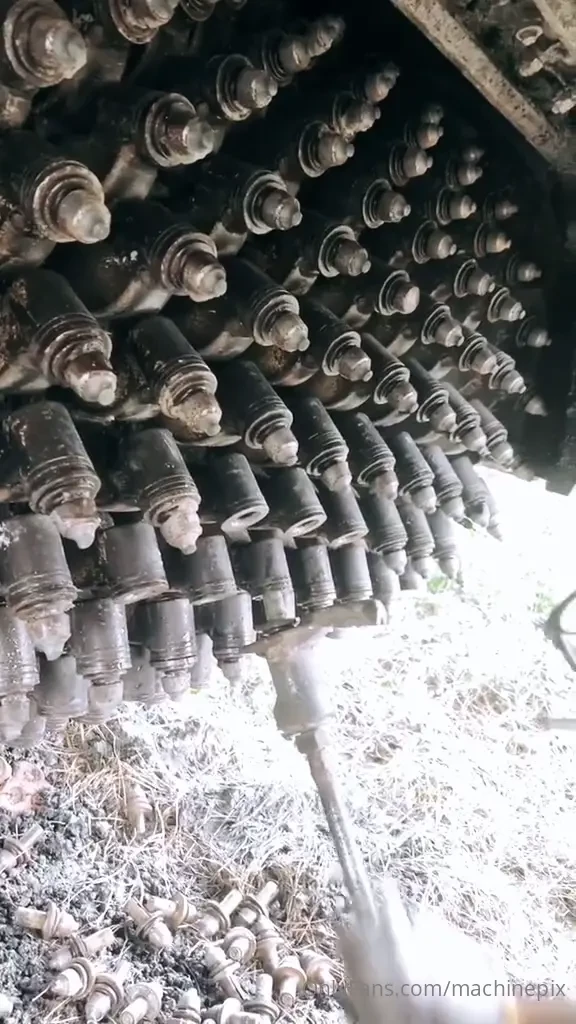 Removing teeth from a road milling machine with a slide hammer 