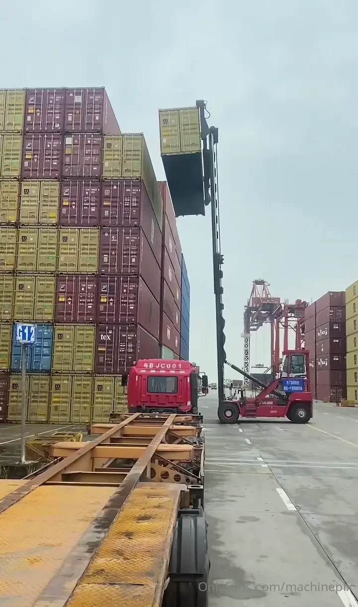 Picking an intermodal container with a reach stacker 