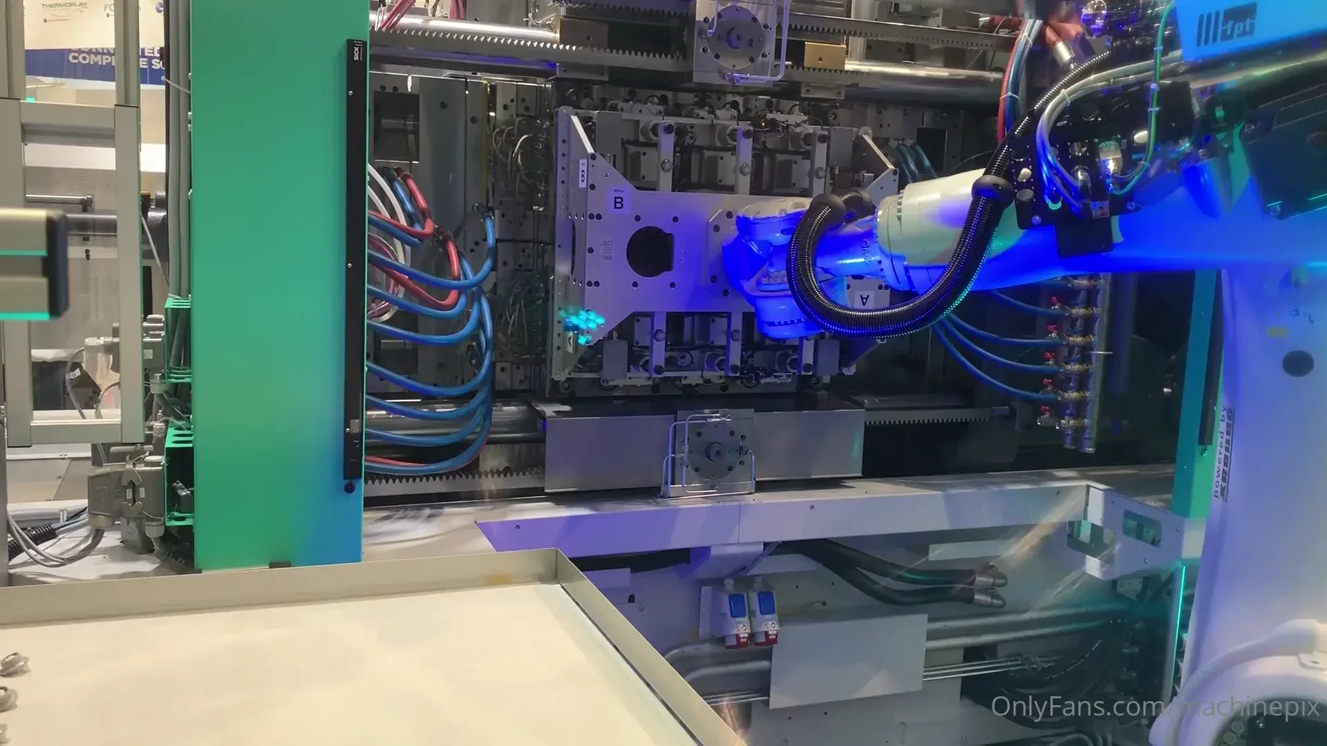 Robot-tended injection molding machine by arburg 