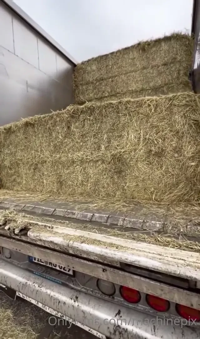 Unloading bales from a knapen moving floor trailer 