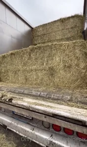 Unloading bales from a knapen moving floor trailer