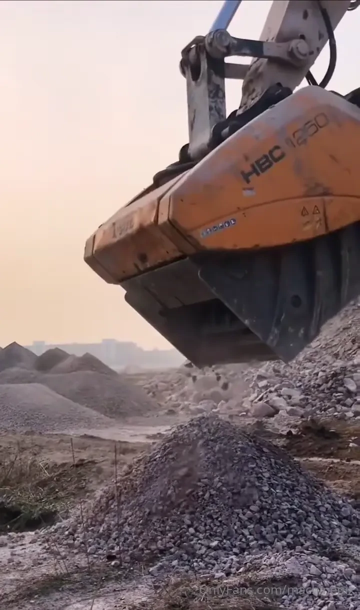 Bkm8r and hbc 1250 rock crusher buckets on excavators 