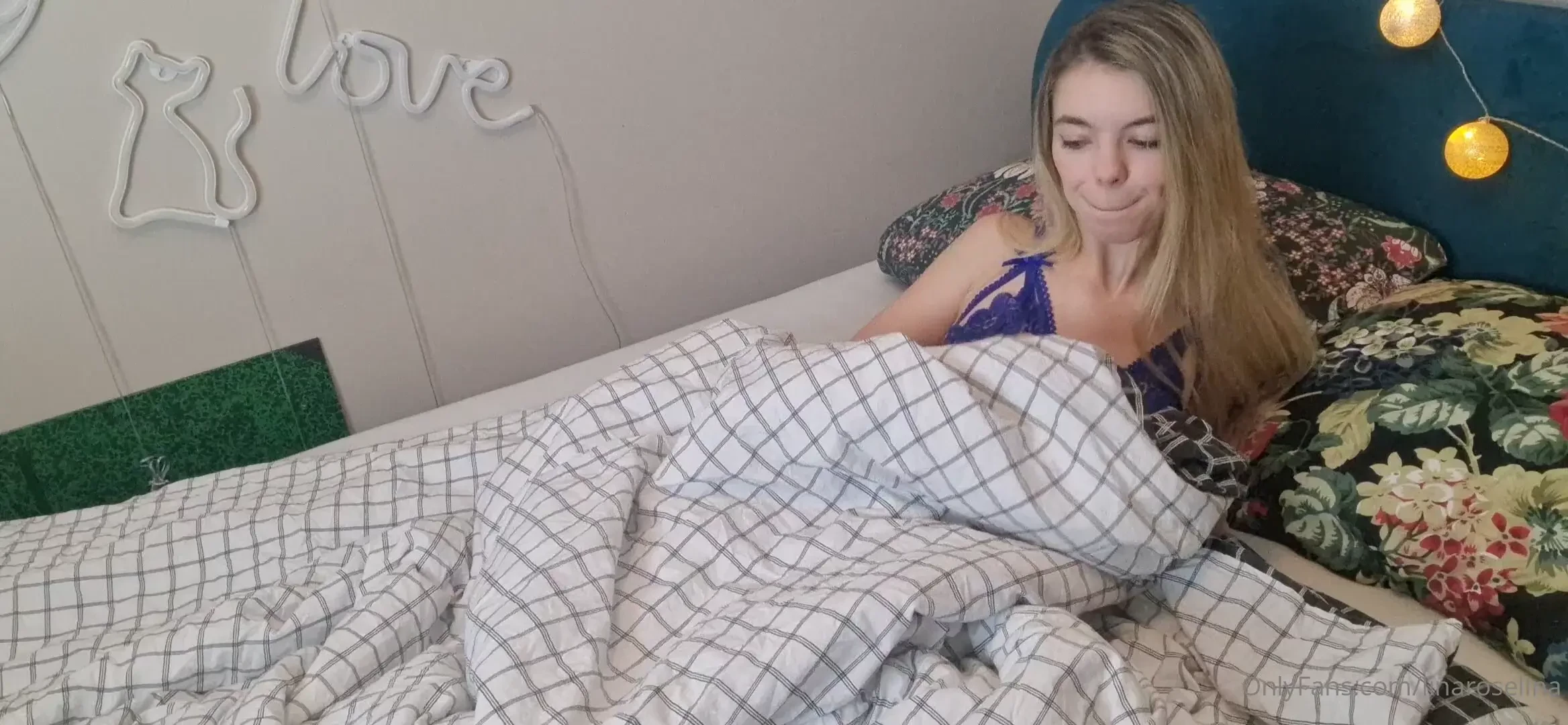 Goodmorning hehe i m masturbating with my fingers this morning because 
