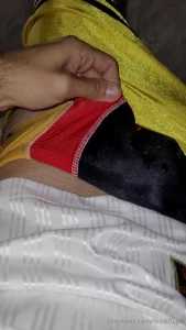 Me masturbando depois de gozar nessa sunga nova bate uma pensando em