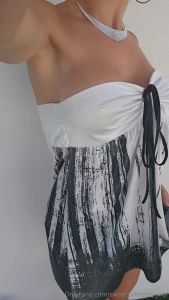 What do you think of this little dress that doesn t cover much qu est