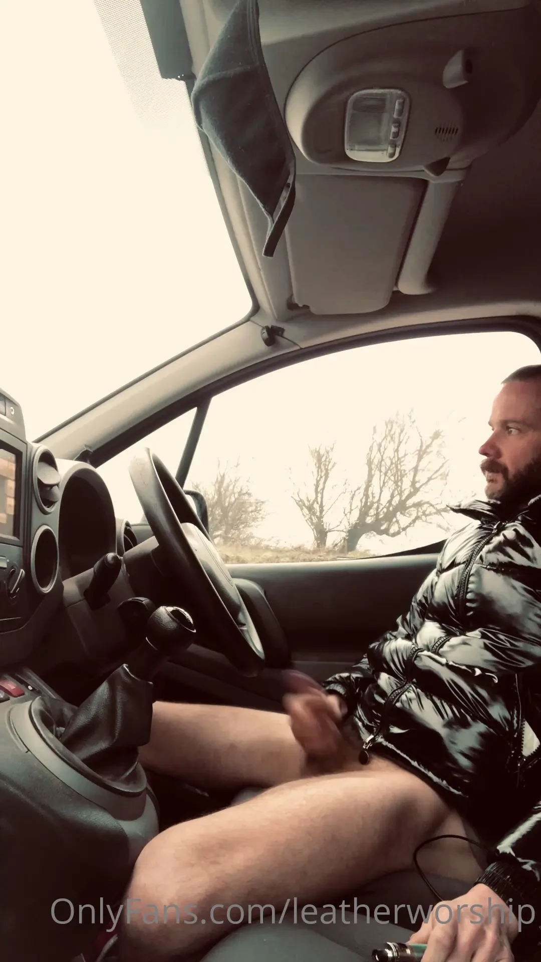 Out in the van cruising and vaping plenty of old guys pulling into the 