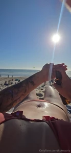 Algu m para me ajudar a passar o bronzeador