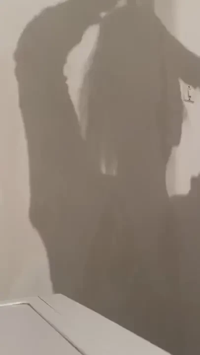 Les murs ne sont pas encore habill s mais moi je vais me d shabiller 