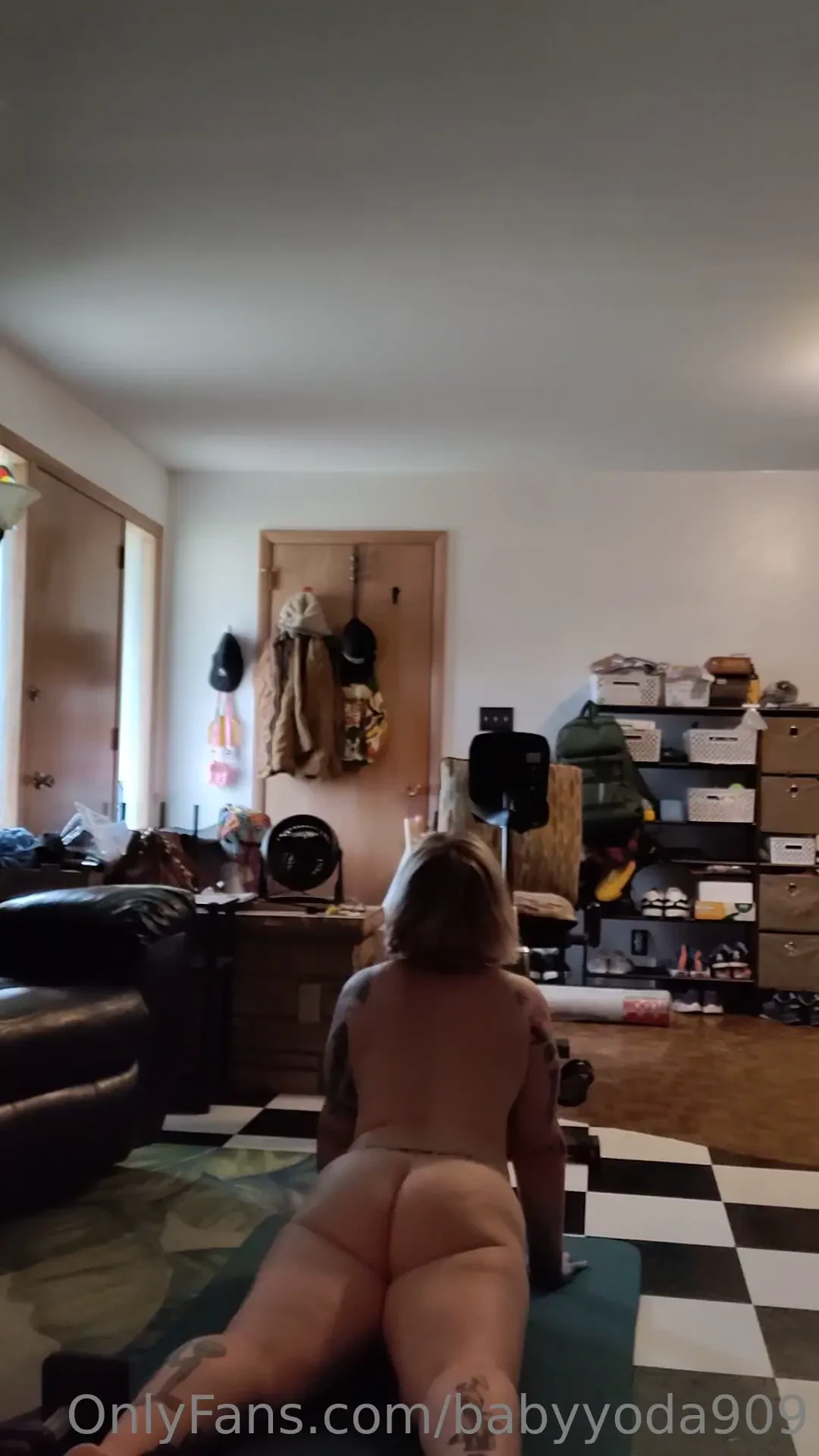 A quick lil naked yoga session 