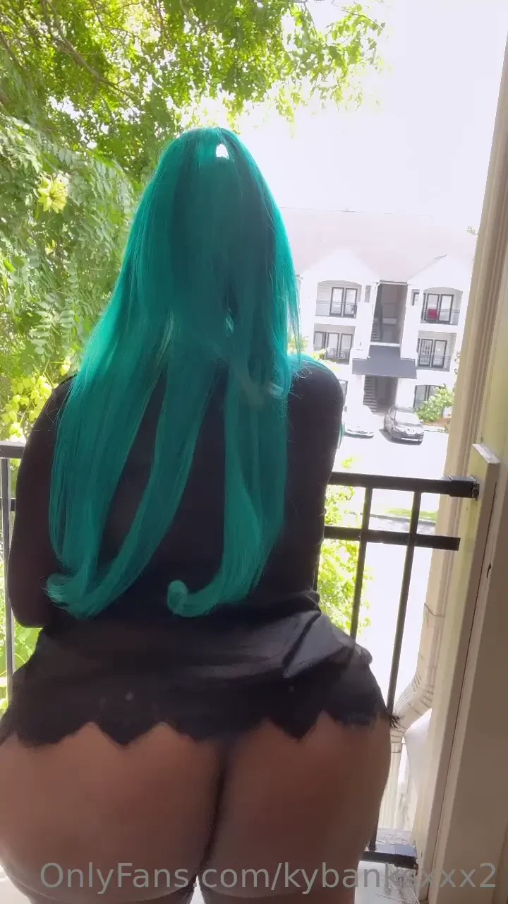 I wanna fuck out here 