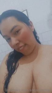 Hi happy sunday babes i just took a hot bath would you like helping me