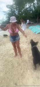Omg i just found this footage from the bahamas of me feeding the pigs