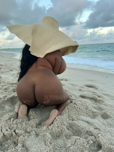 Ass cheeks outside