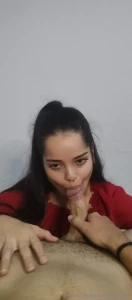 Fazendo o papel de namorada submissa com um sexo oral profundo no pau